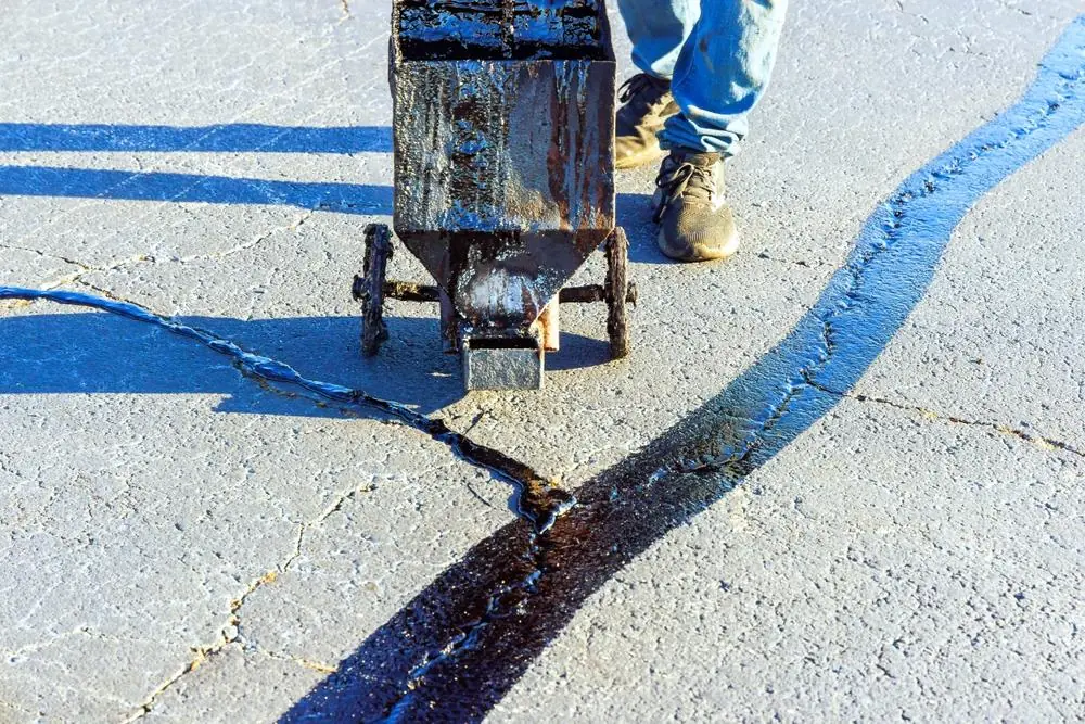 Targeted crack sealing on an asphalt surface